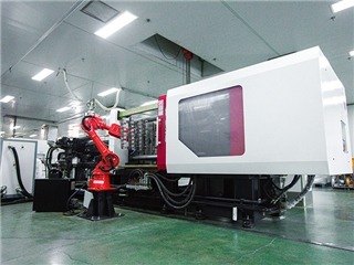中(zhōng)空吹塑成型機及六軸取件機器人(rén)